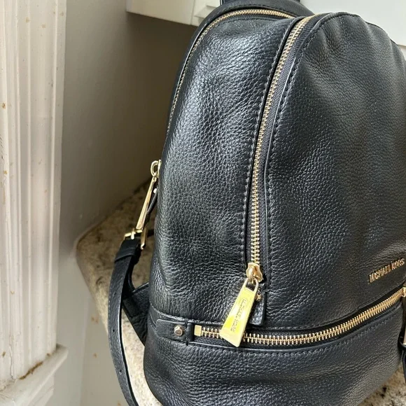 Lk new Michael KORS Black pebble leather Rhea zip Backpack. 3 pockets 1 inside - Picture 2 of 12